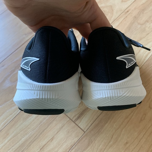 Altra W Experience Flow Black and White  Running Shoes - Picture 4 of 14